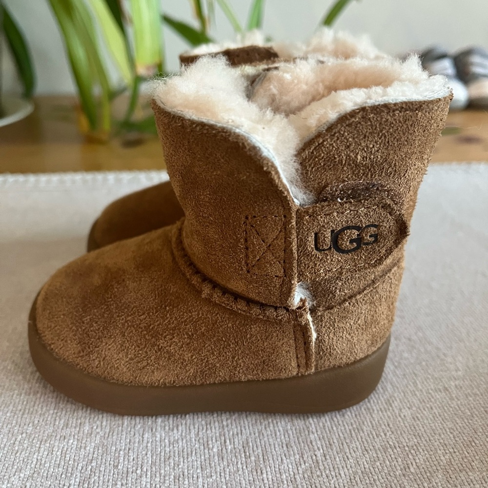Like New 2/3 baby ugg boot